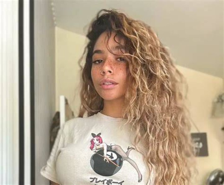 Helayna 🌞 on Twitter "I love having a handful of melons lol 😂 https