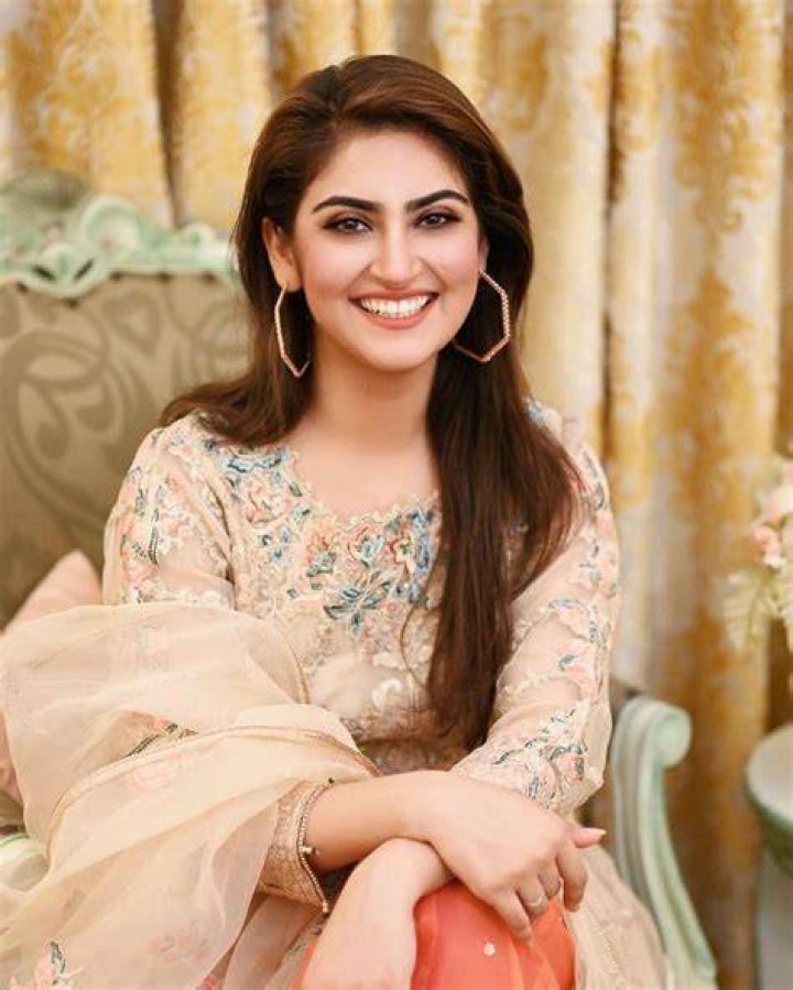 Hiba Bukhari Amazed Audience By Her Melodious Voice Reviewit.pk